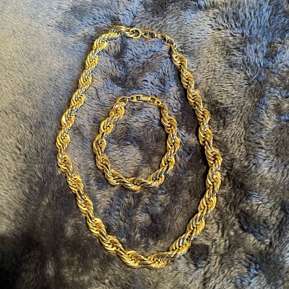 Elegant Gold-Tone Jewelry Set - Picture 3 of 3